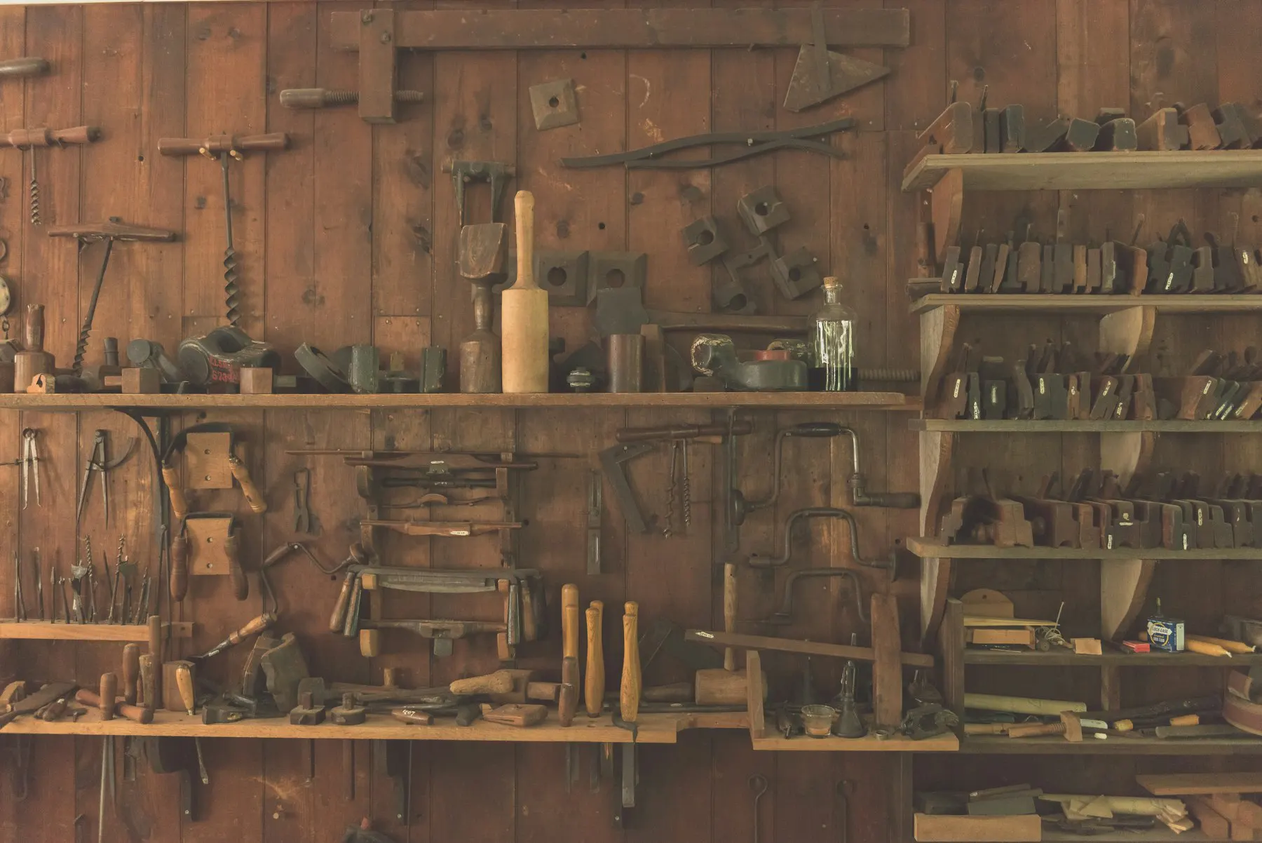 Werkplaatswand met gereedschap voor houtbewerking