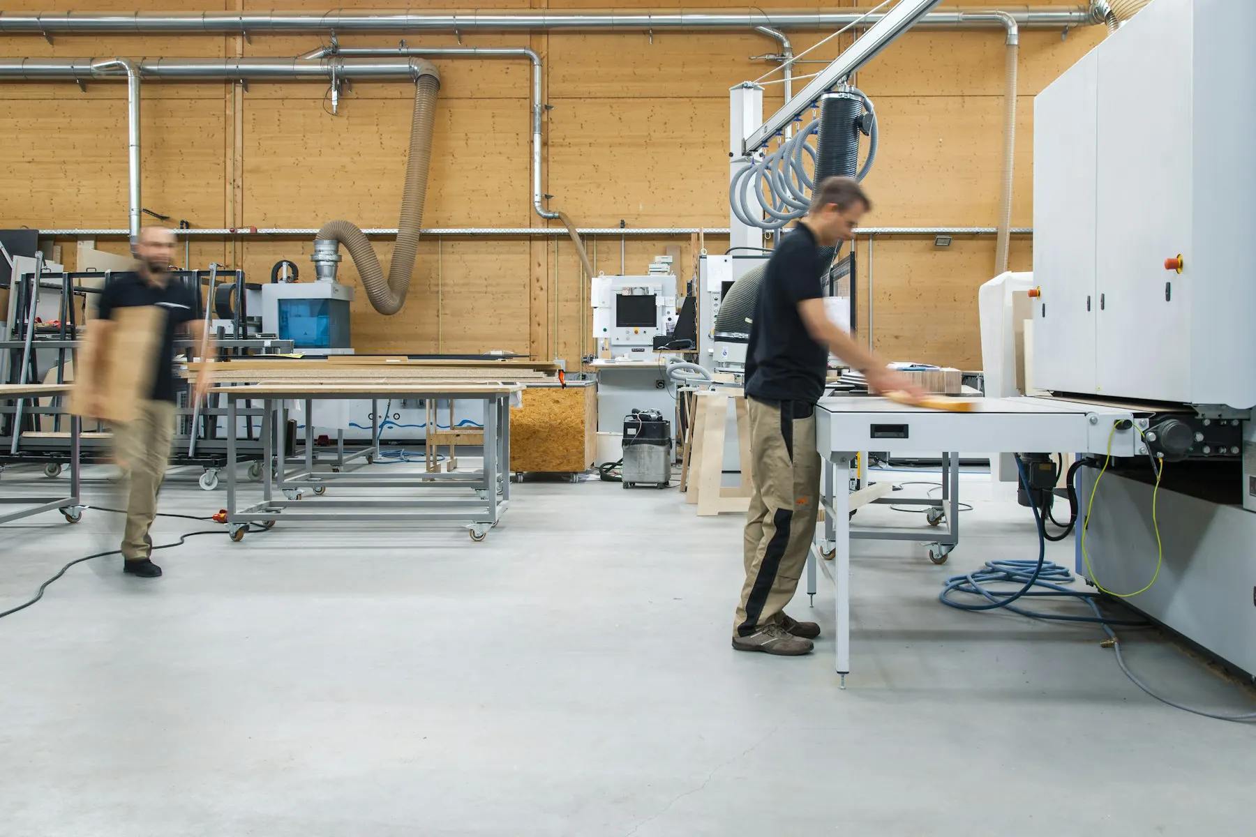 Werkplaats met machines voor plaatbewerking en een vakman aan het werk