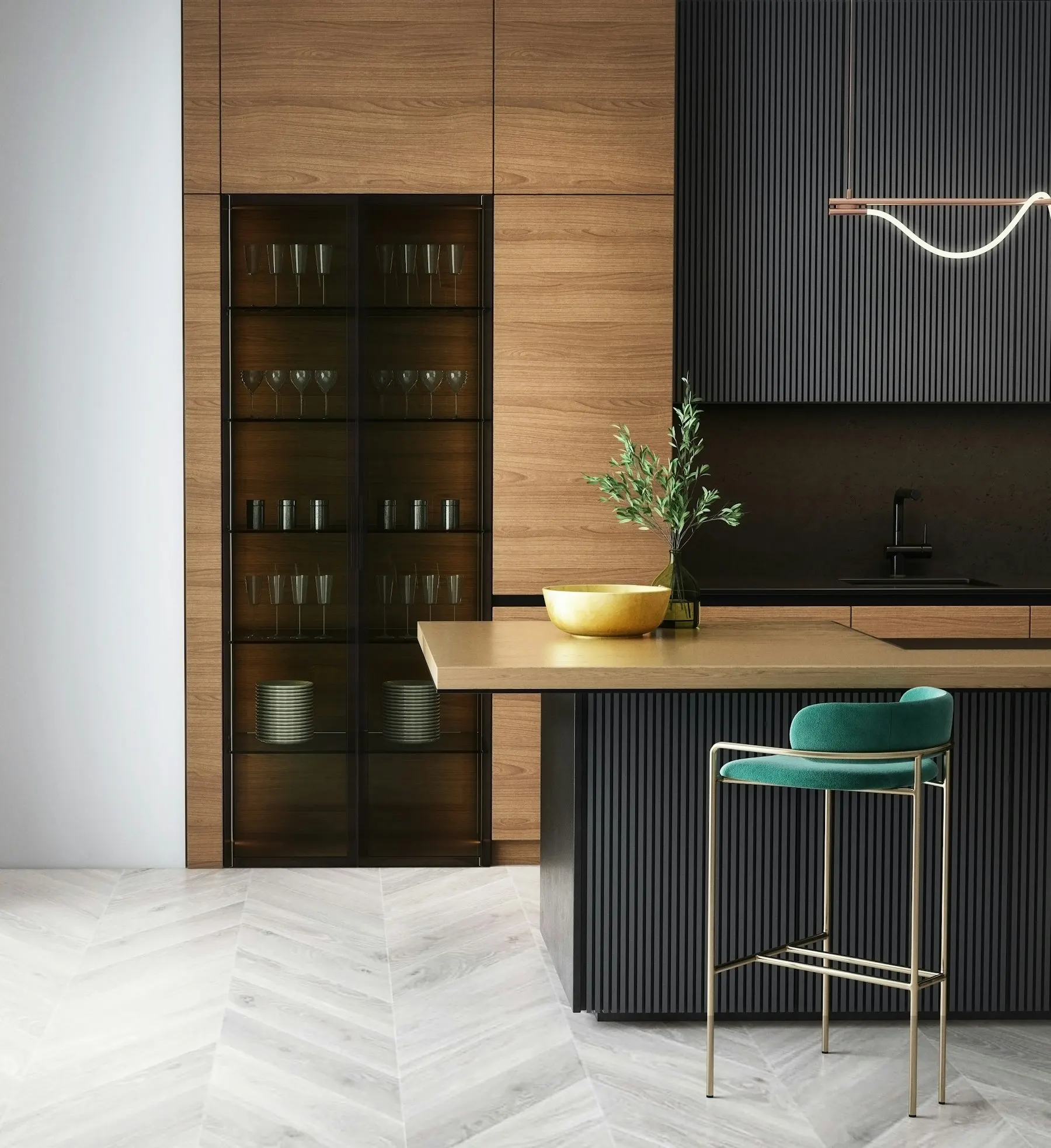 Maatwerkkeuken met houten kasten, glazen vitrinekast en kookeiland met barkrukken