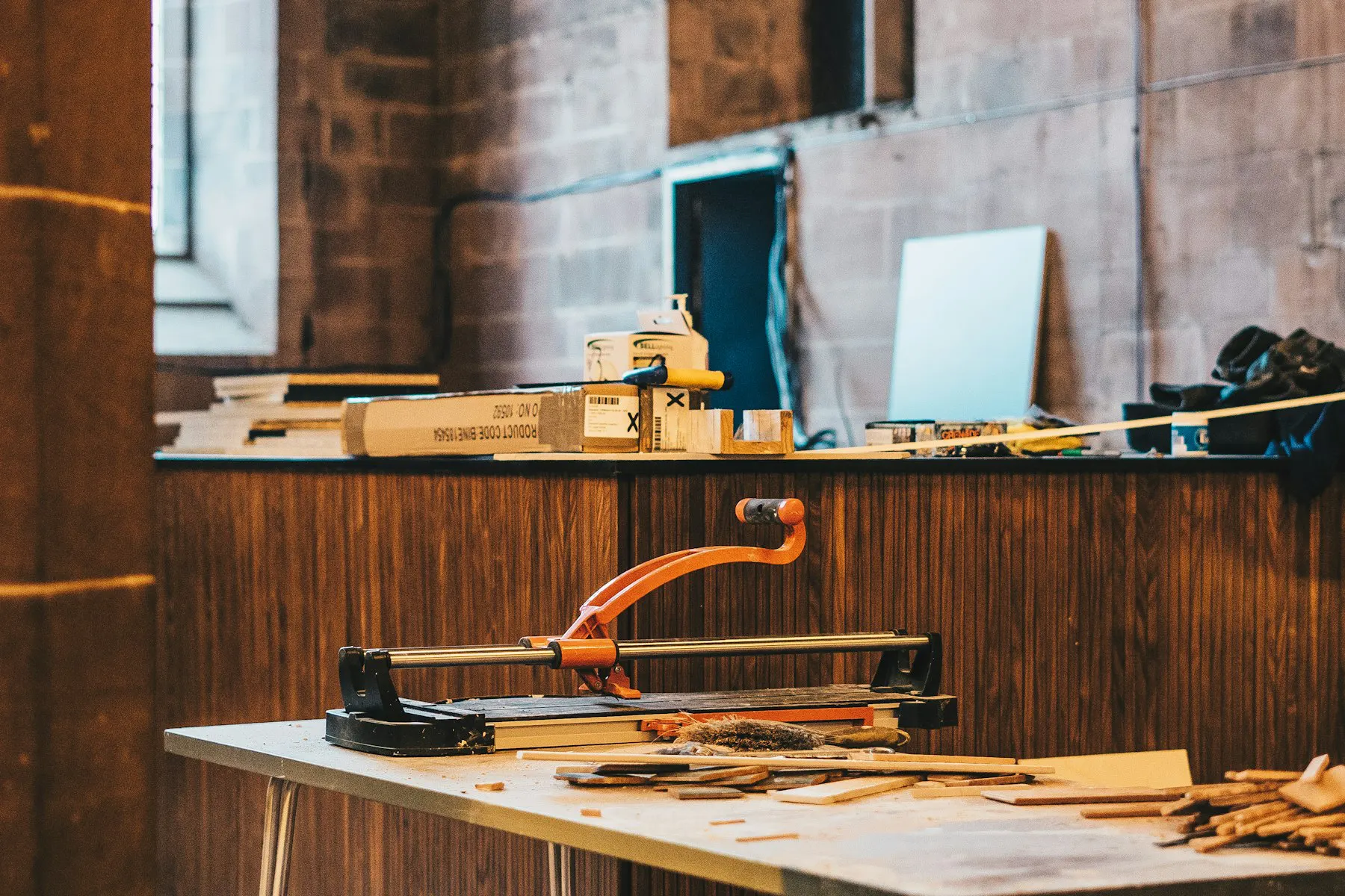 Werkbank in de werkplaats met gereedschap en houtwerk